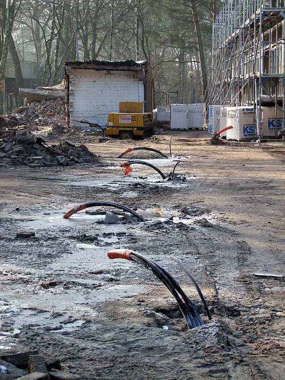 Erdbohrungen versorgen das Geb&auml;ude mit W&auml;me.