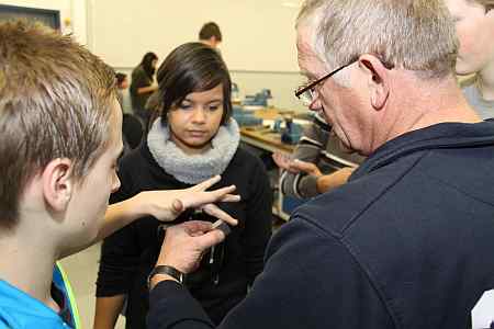 Erkl&auml;rungen im der Metallwerkstatt.