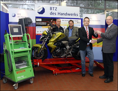 Honda &uuml;bergibt Motorrad an BTZ